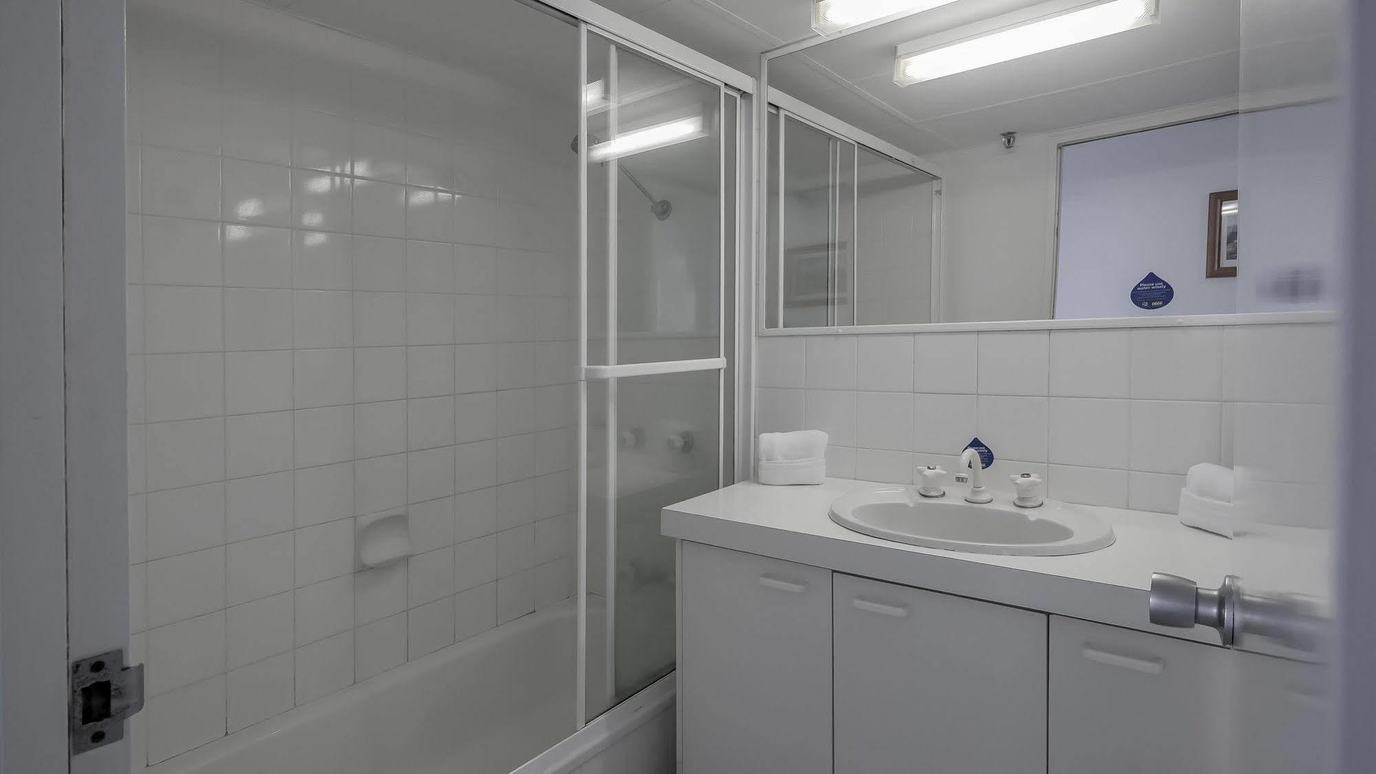 Waterways Apartments Surfers Paradise Buitenkant foto